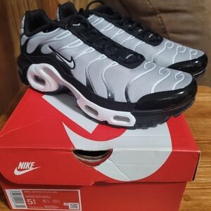 Nike Air Max Plus Low Black Metallic Silver -  Size 5.5 Mens/ Size  7 Women